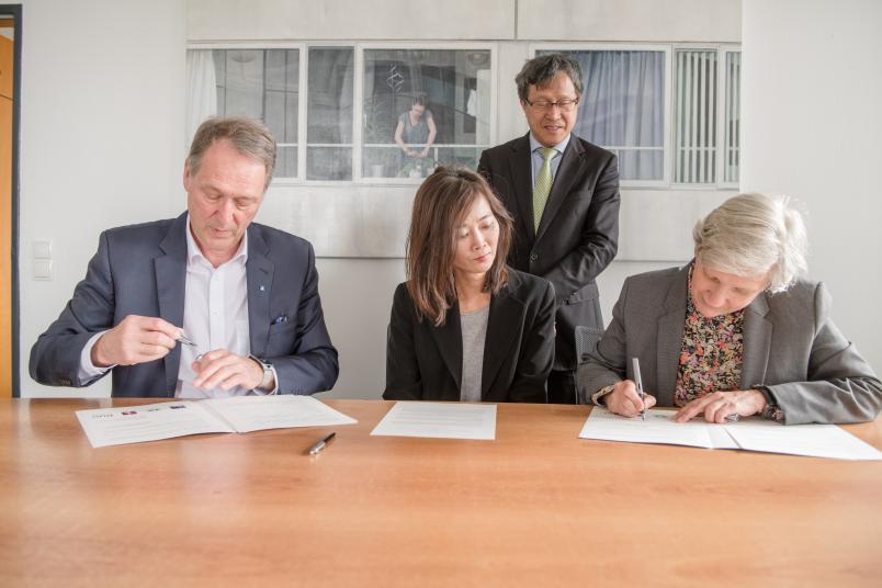 Rektor Prof. Dr. Axel Schölmerich, Sabine Chin-Ying Weng, Direktorin der Abteilung für Bildung der Taipeh-Vertretung in der Bundesrepublik Deutschland, Jhy-wey Shieh, Repräsentant Taiwans, und Prof. Dr. Christine Moll-Murata unterzeichnen die Kooperations