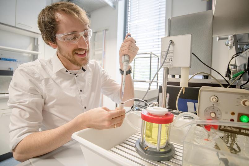 Mathies Evers pipettiert eine Nanopartikel-Lösung