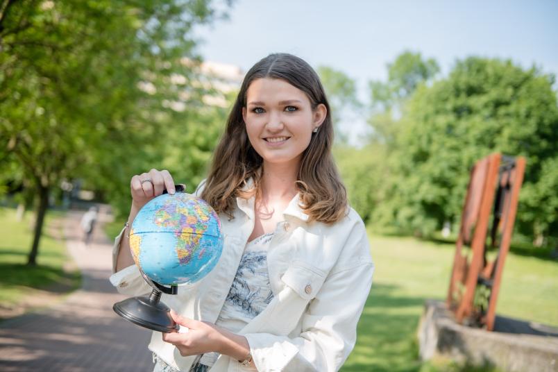 Studentin mit Globus