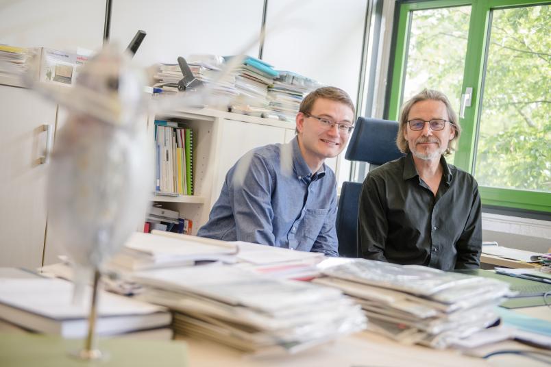 Zwei Forscher am Schreibtisch