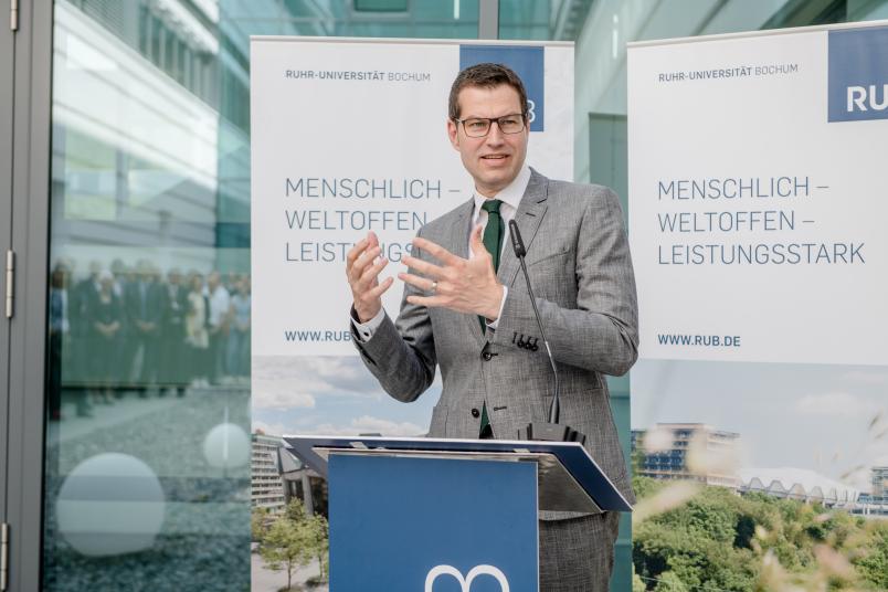 Die Gesundheitswirtschaft schafft und sichert Arbeitsplätze in Bochum, so Oberbürgermeister Thomas Eiskirch.