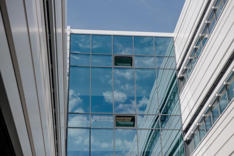 Der lichte Innenhof des Forschungsbau ist ein architektonisches Highlight. Er teilt das Gebäude in einen Labor- und einen Bürotrakt.