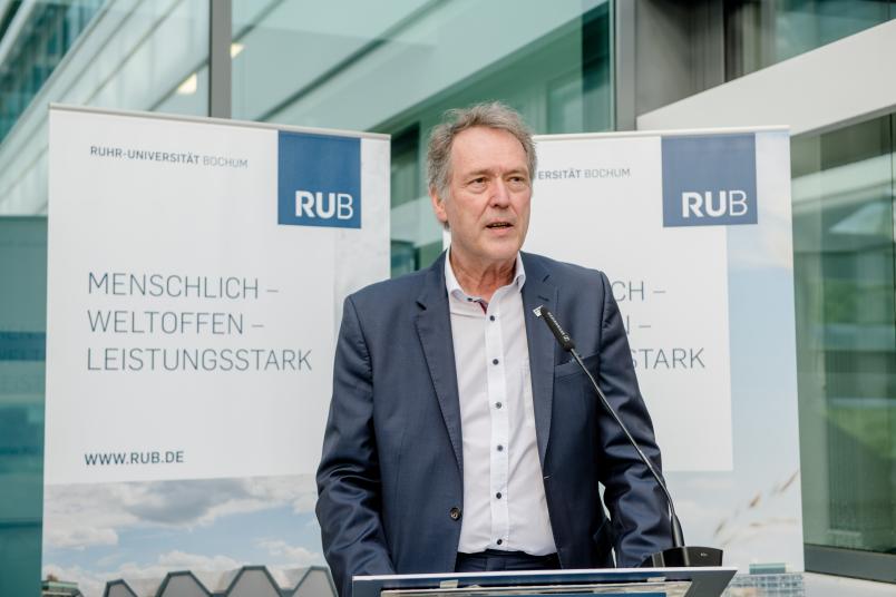 Rektor Prof. Dr. Axel Schölmerich begrüßt die Gäste zur Einweihung des Forschungsbaus.