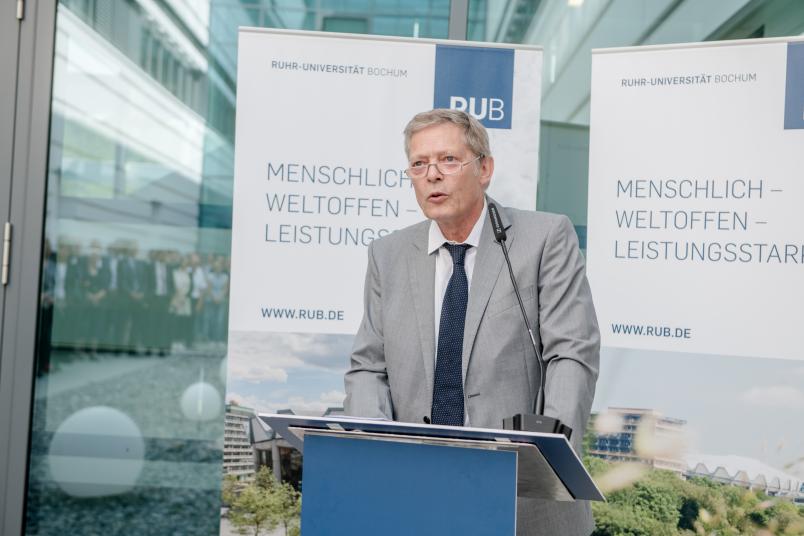 Aus dem Landesministerium für Arbeit, Gesundheit und Soziales hat Staatssekretär Dr. Edmund Heller an der Eröffnung des Zentrums teilgenommen.
