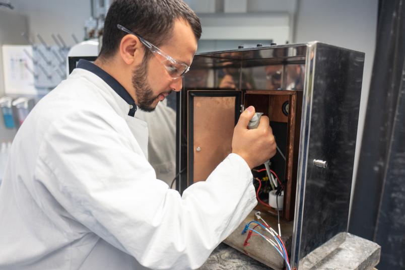 Forscher mit Pipette