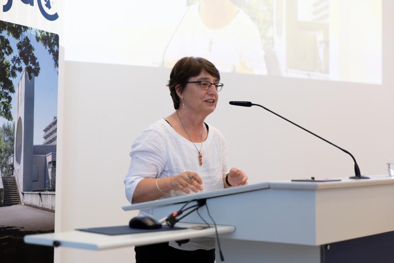 Professorin hält Vortrag.