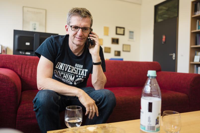 Christof Paar am Telefon