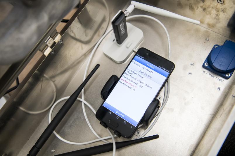 Handy mit laufender Überwachungsapp