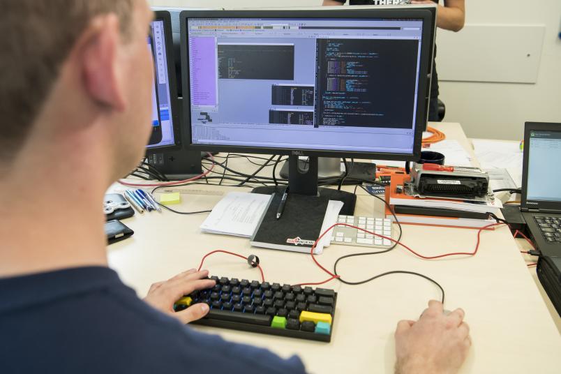 Computerbildschirm mit Programmcode