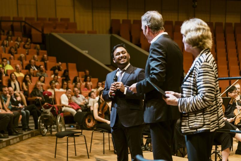 Der Geologe Dr. Priyadarshi Chowdhury (links) hat den Dr.-Heinrich-Kost-Preis erhalten.