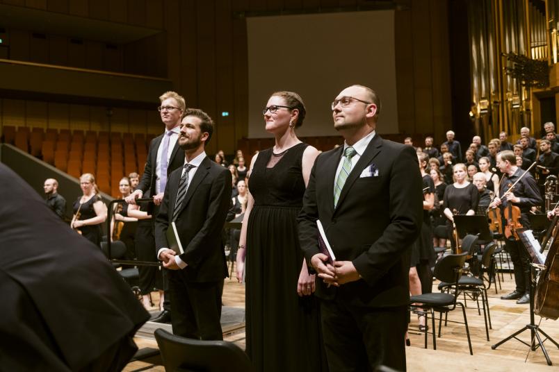 Auftritt der Solisten und des Dirigenten (von rechts): Tenor Eduard Wagner, Sopranistin Alies Züfle und Diogo Mendes (Bass) mit Christian Groß, der die Universitätsmusik im Sommersemester 2019 vertretungsweise leitet. 