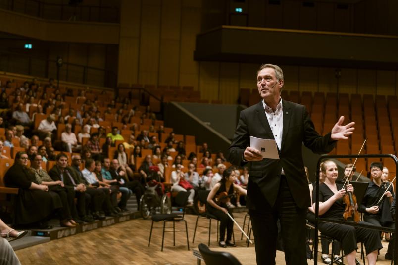 Das Semesterkonzert sei die ideale Alternative zur Großveranstaltung Bochum total, die am gleichen Abend begann, so der Rektor mit einem Augenzwinkern. Er freute sich über den großen Zuspruch und die vielen Besucher, unter ihnen als Ehrengast der frisch g