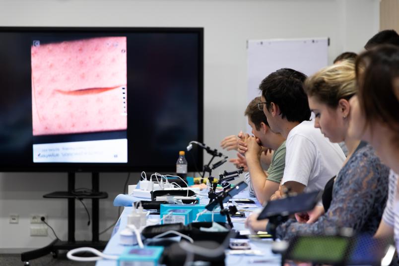 Seminarraum mit Monitor