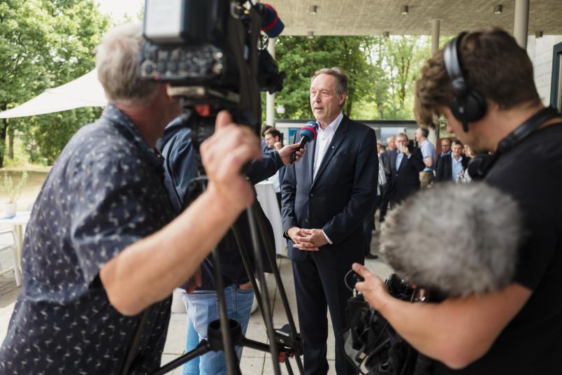 Erklärung für die Fernsehzuschauer: Der Westdeutsche Rundfunk dreht beim Public Viewing an der RUB.