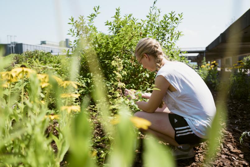 Studentin in einem Garten