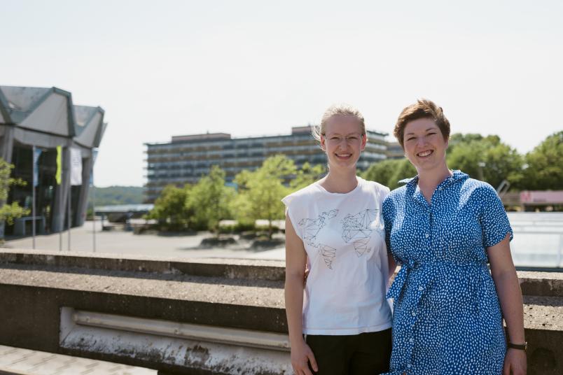 Zwei Frauen vor dem Audimax