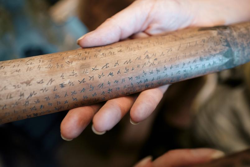 Schriftzeichen auf Bambus