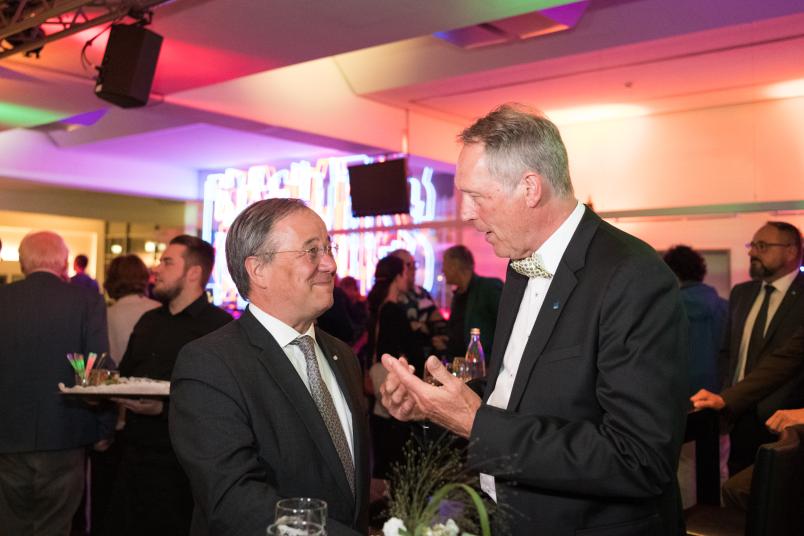 Ministerpräsident Armin Laschet (links) im Gespräch mit Rektor Prof. Dr. Axel Schölmerich