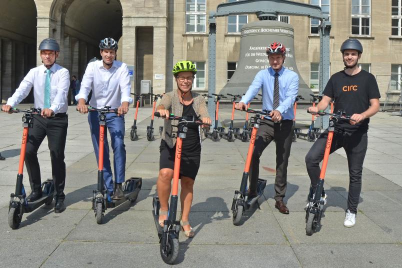 Kooperationspartner (von links): Jörg Filter, Bogestra-Vorstand, Thomas Eiskirch, Oberbürgermeister der Stadt Bochum, Christina Reinhardt, Frank Baranowski, Oberbürgermeister des Stadt Gelsenkirchen, und Max Hüsch, Deutschland-Leiter von Circ