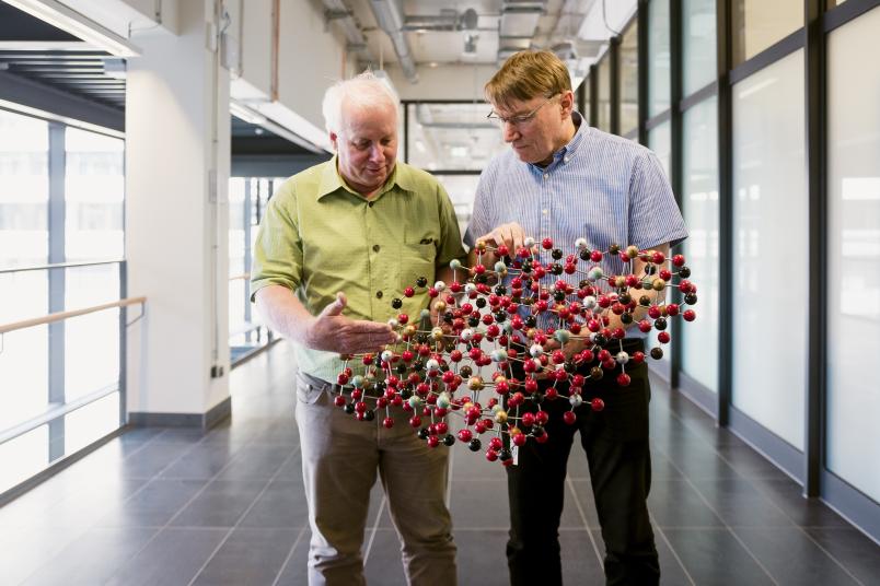 Forscher mit komplexem Molekülmodell