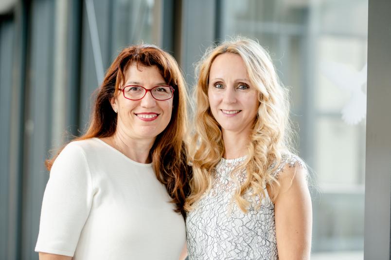 Zwei Frauen, zwischen 40 und 50 Jahre alt