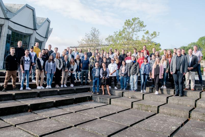 Gruppenbild mit Auszubildenden