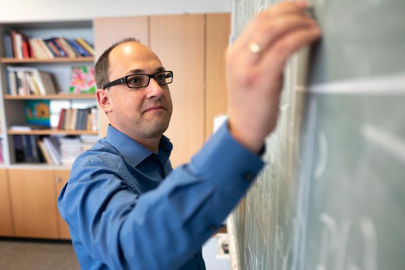 Evgeny Epelbaum schreibt an eine Tafel