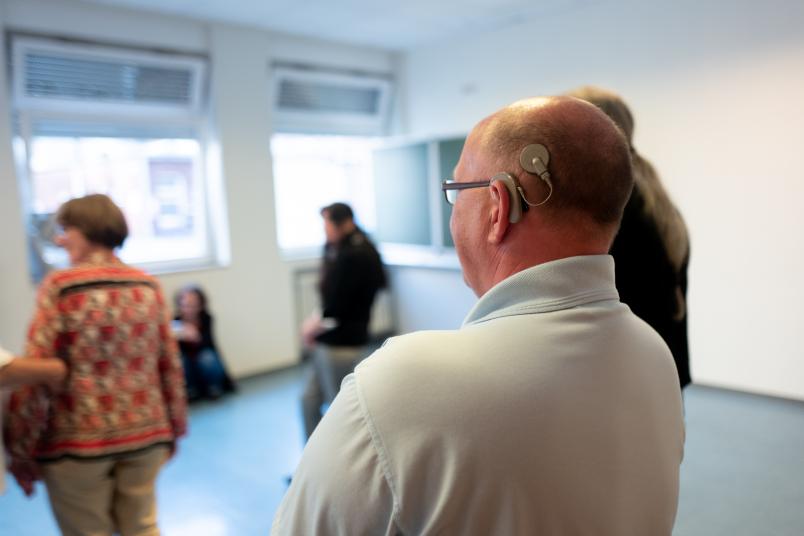 Kopf mit sichtbarem Teil des Cochlea-Implantats