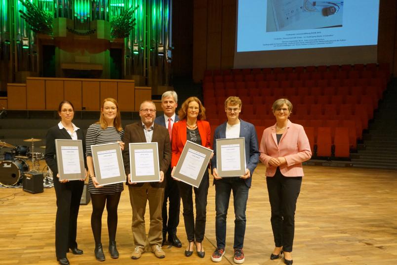 Preisverleihung bei der Examensfeier Lehramt im Audimax der RUB (von links): Natascha Otte, Ramona Hagenkötter, Oliver Wagener (in Vertretung von Daniel Thurm), Dirk W. Erlhöfer (Hauptgeschäftsführer der Arbeitgeberverbände Ruhr/Westfalen), Katrin Rolka, 