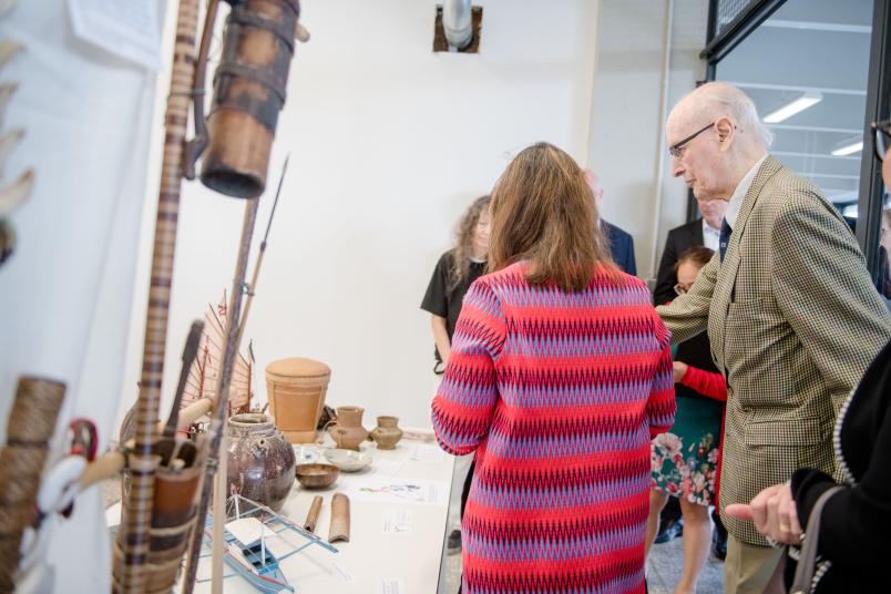 Besucher in einer Ausstellung