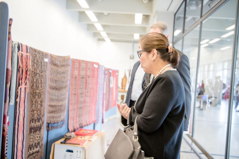 Personen in einer Ausstellung