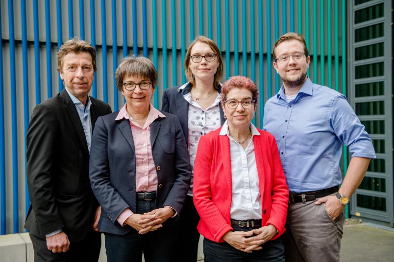 Johannes Peuling, Uta Hohn, Kristina Tschulik und Martina Havenith mit dem Entrepreneur und Gründer Peter-Christian Zinn (von links)