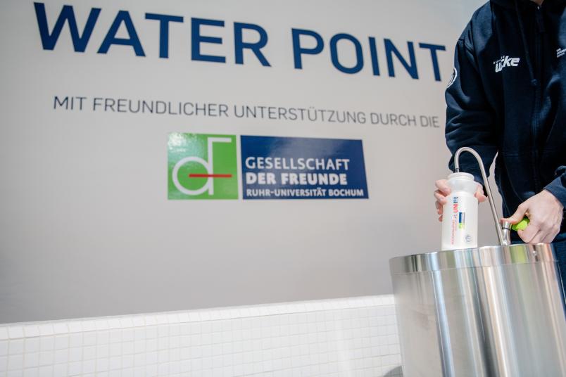 Mann füllt Wasser ab