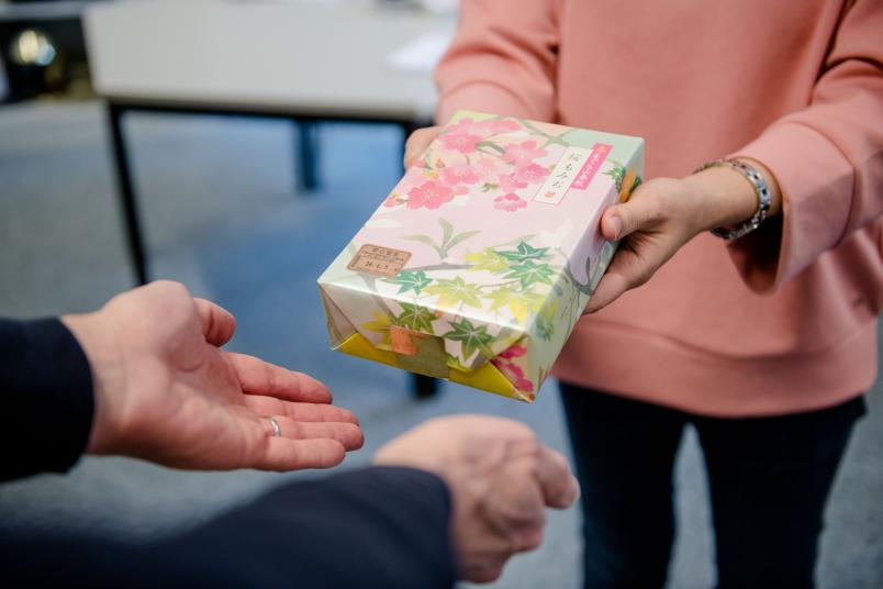 Geschenkübergabe