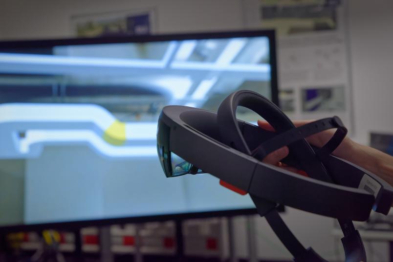 Smart Glasses vor Monitor