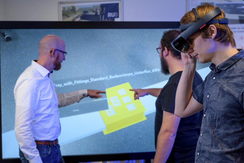 Forscher vor großem Monitor