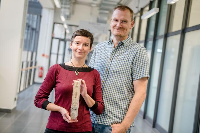 Porträt Ola Kwiecien und Sebastian Breitenbach mit Tropfstein