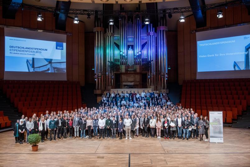 Studierende und Förderer des Jahrgangs 2019 bei der Feier im Audimax