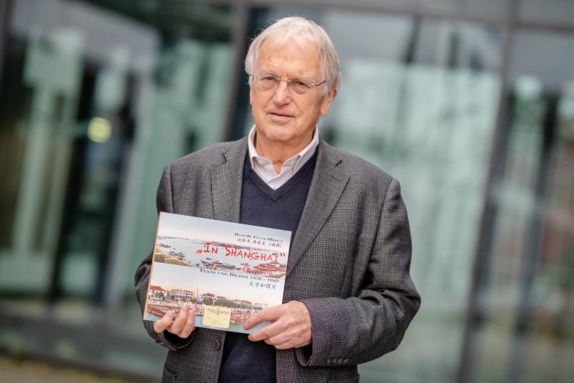 Hans-Rüdiger Fluck mit dem Buch