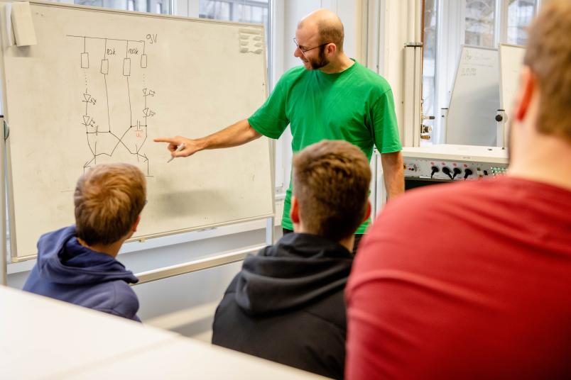 In der Werkstatt der Elektrotechniker