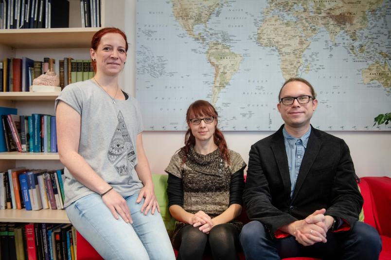 Gruppenfoto von Lara Schlaffke, Sarah Friedrich und Sebastian Ocklenburg aus der Neurowissenschaft