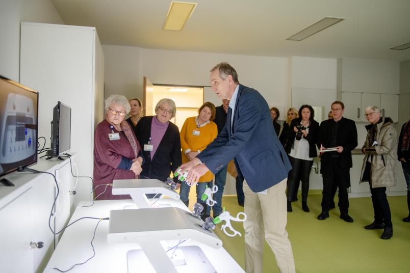 Privatdozent Dr. Thomas Meyer führt bei der Einweihung des IFL einen Teil der Ausstattung vor – hier ein Übungsgerät für Endoskopie.