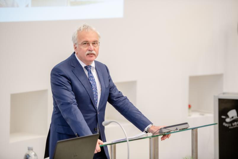Dekan Prof. Dr. Ralf Gold begrüßt die Gäste zur Eröffnung des neuen Gebäudes im angrenzenden Hörsaalzentrum.