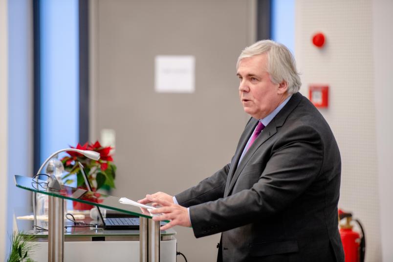 Dr. Dieter Herr spricht ein Grußwort für das Wissenschaftsministerium. Das Land NRW hat den Bau des Institutsgebäudes großzügig unterstützt.