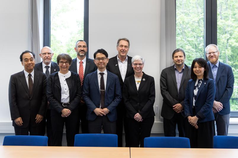 Gruppenbild auf dem Campus der RUB mit den japanischen Gästen