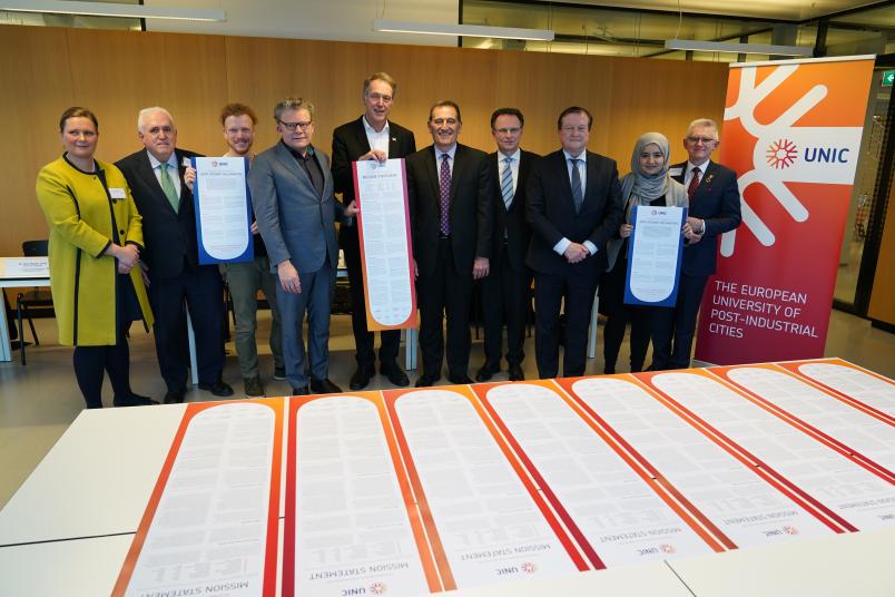 Verbundpartner: Die Spitzen von acht Universitäten haben ihre gemeinsame Mission für die postindustrielle Gesellschaft besiegelt.