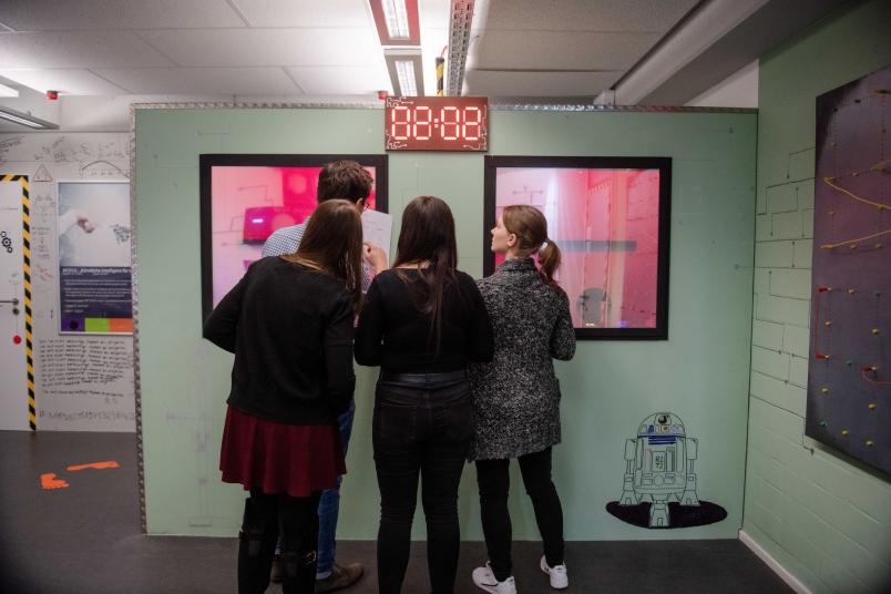 Studierende im Escape Room
