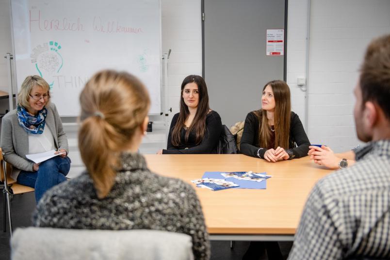 Studierende und Lehrende im Seminarraum