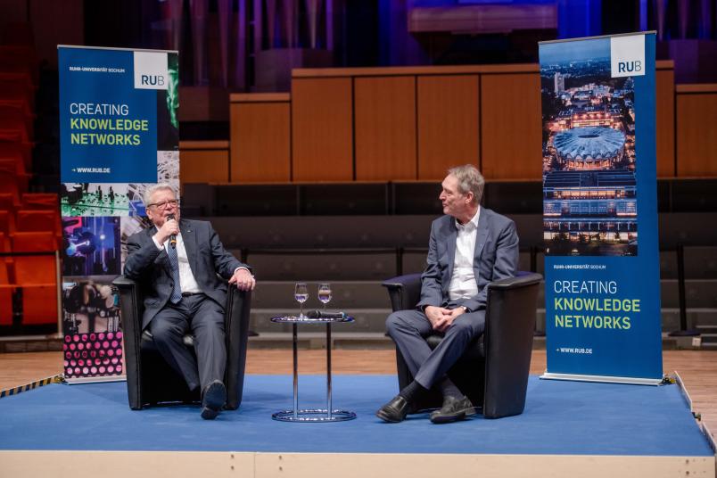 Bei seinem Gastgeber Axel Schölmerich bedankte sich Gauck für die großherzige Einladung an die RUB.