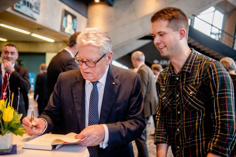 Von der Kunst zur Politik: Nach seinem Auftritt signiert Gauck Bücher im Foyer des Audimax ...